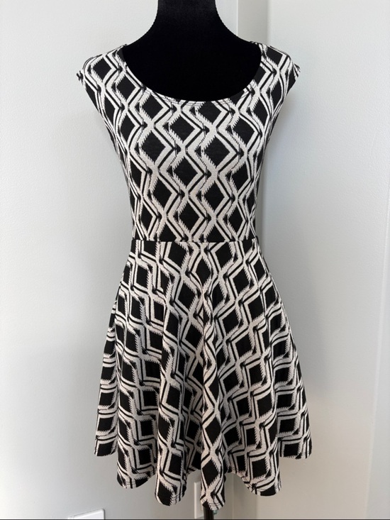 Rebel Sugar Dresses & Skirts - Rebel Sugar Black & White Geometric Fit-and-Flare Dress